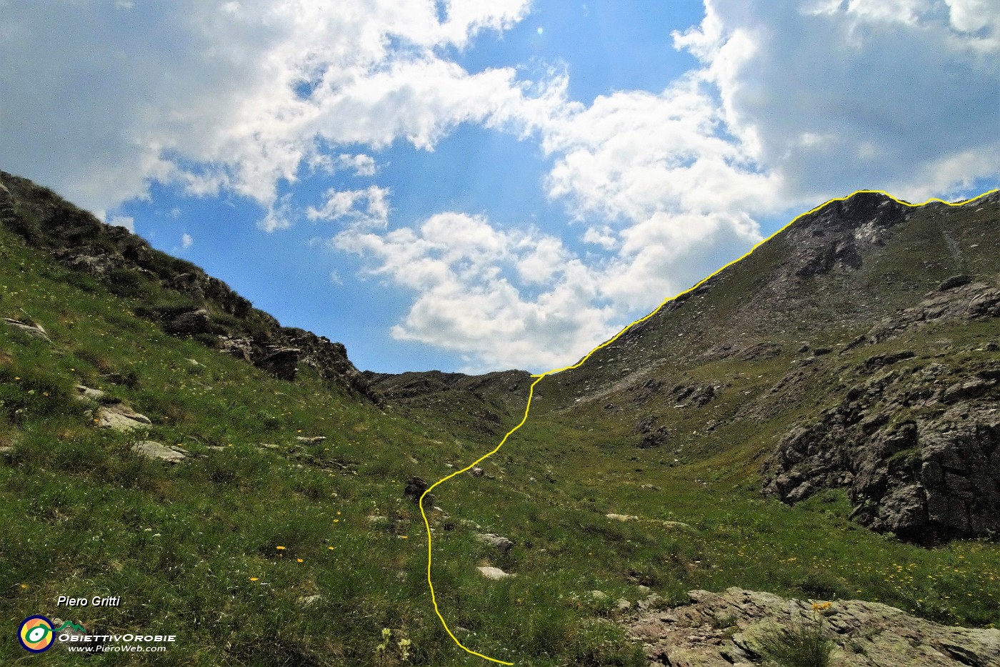 49 Risalgo per debole traccia verso il Passo di Reseda (2291 m).JPG -                                